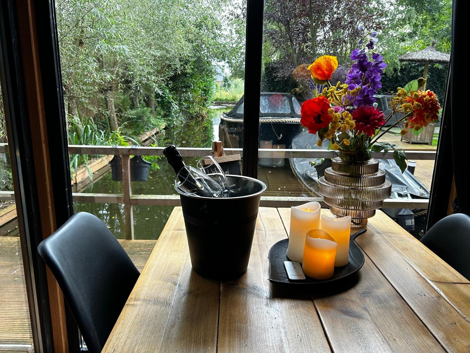 Casa Aan De Plas, B&B Met Sauna En Hottub Of Jacuzzi Nieuwkoop Eksteriør billede